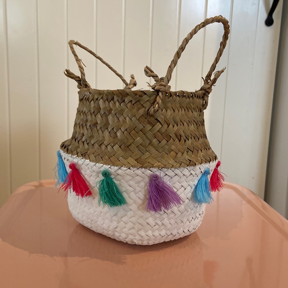 ❤️ LAST CALL Cutest storage basket w/ tassels! - Picture 1 of 3